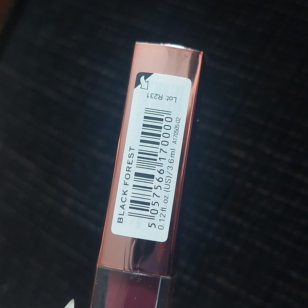 New makeup‎ revolution lip vinyl black forest - Picture 3 of 5